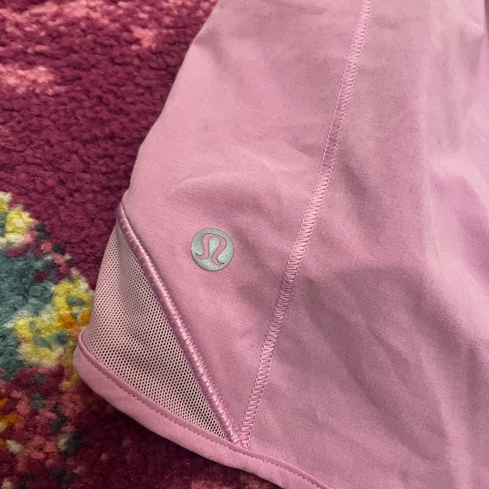 Lululemon Hotty Hot High Rise 2.5 inch shorts in a light pink - Picture 3 of 4
